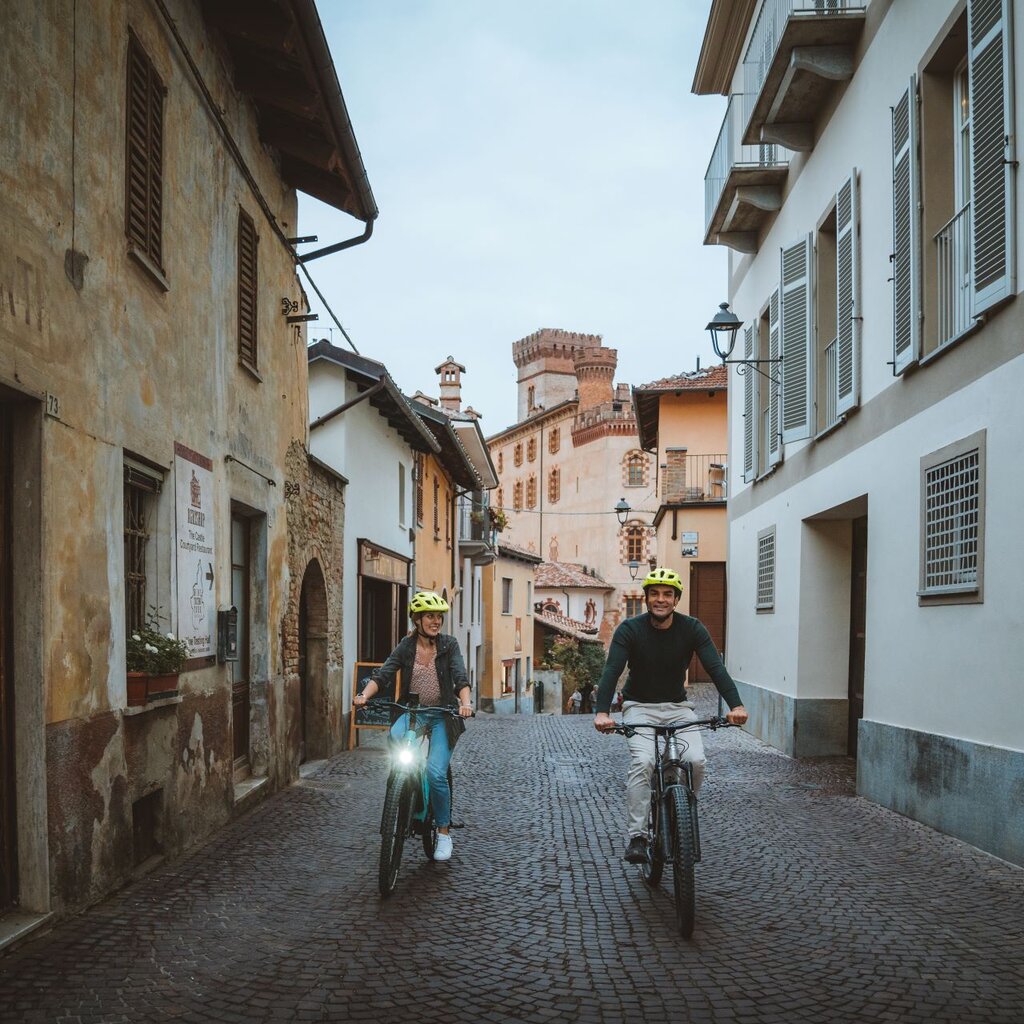 E Bike Barolo Dabun Films Archivio Ente Turismo LMR 2