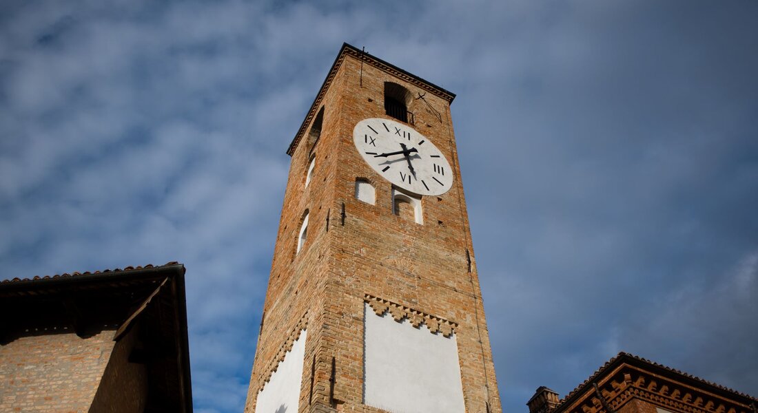 E-bike in Barbaresco with tourist guide + wine tasting