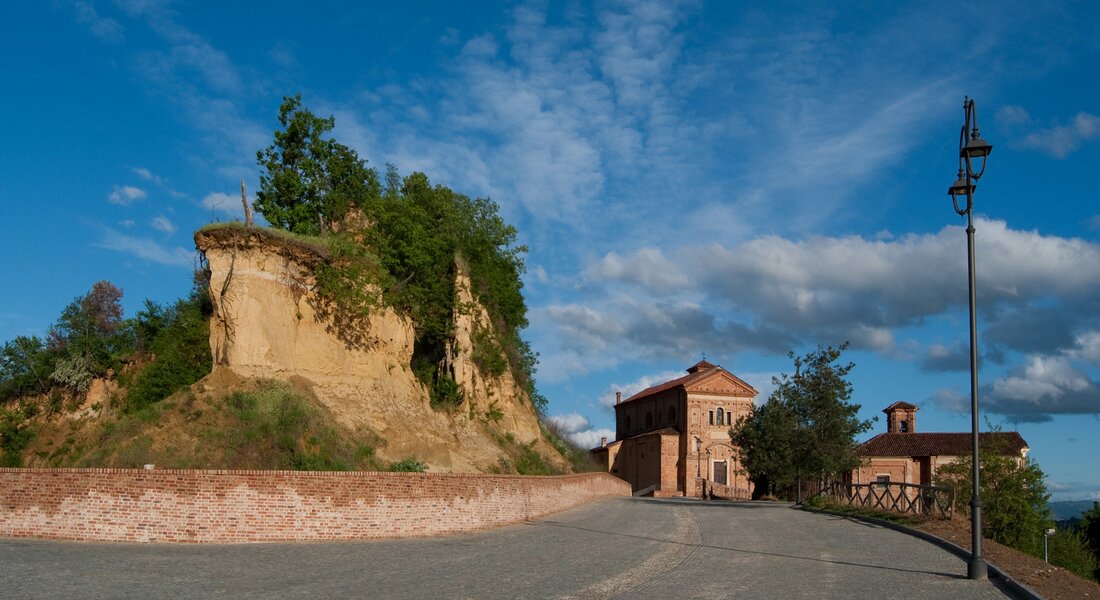 Pedalando tra le Rocche del Roero 