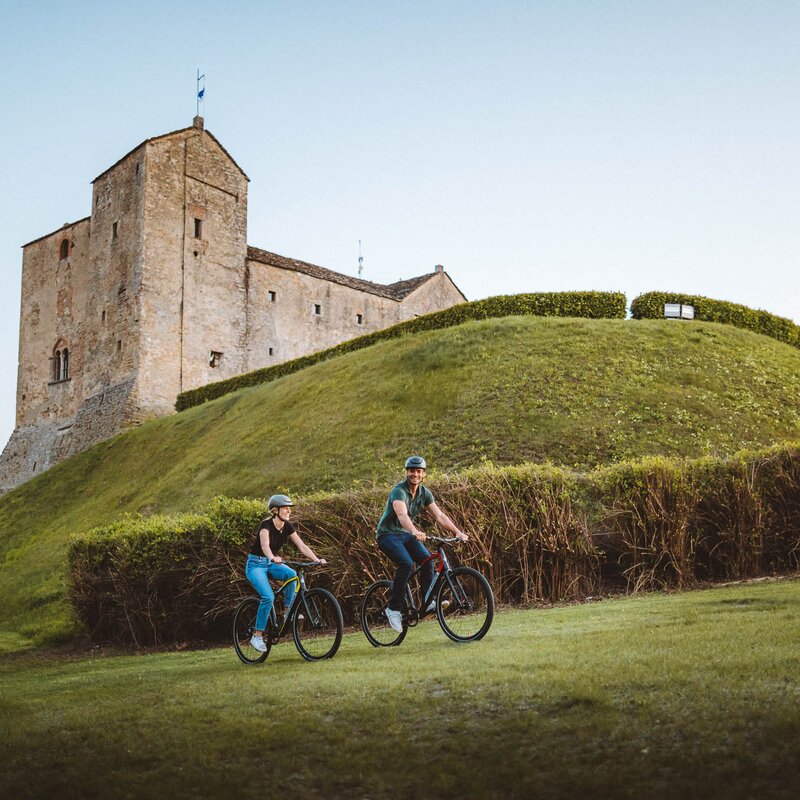 Ebike MV Agusta Castello Di Prunetto Mikael Masoero Archivio Ente Turismo LMR (1) Ebike MV Agusta Castello Di Prunetto Mikael Masoero Archivio Ente Turismo LMR (1)
