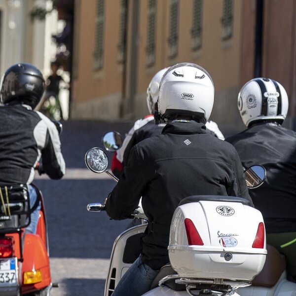 Vespa Barbaresco Can't Forget Italy Archivio Ente Turismo LMR (1) Redux