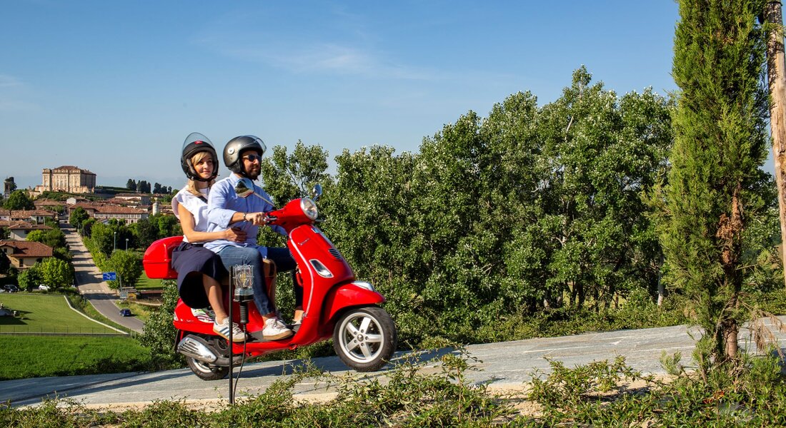 Vespa Tour: La Dolce Vita tra le Colline delle Langhe!