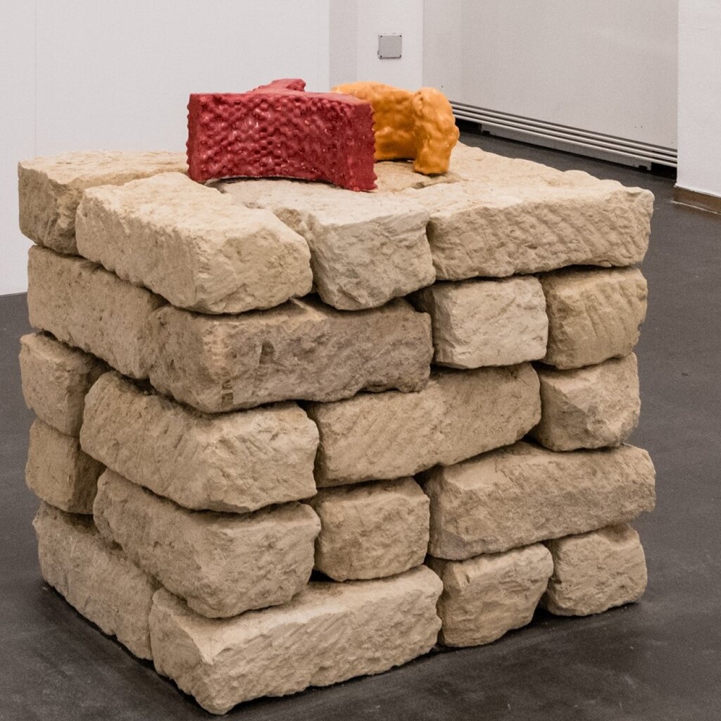 Maria Thereza Alves, Untitled (Senza Titolo), 2024, Porcellana, 37x49x17 Cm, Courtesy L'artista, Foto Andrea Guermani
