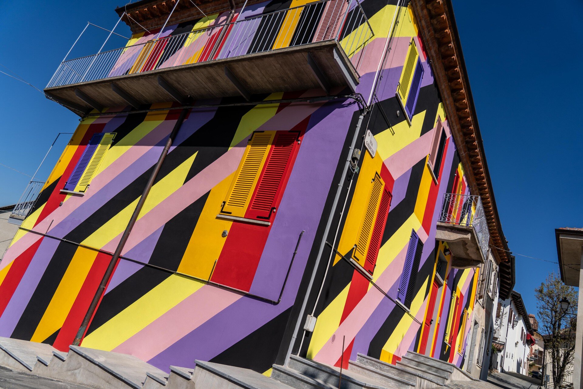 Facciate della Bottega Incontro - Wall Drawing by Liam Gillick e Hito Steyerl 