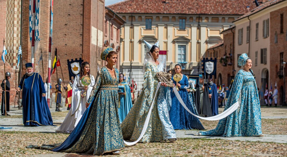 Palio D Asti Sfilata Ada Lupoli Courtesy Of Ufficio Stampa Maybe (1)